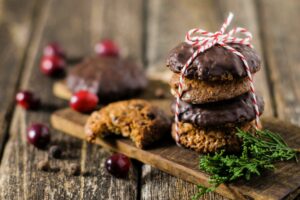 Hausgemachte Elisenlebkuchen mit Cranberries auf einem alten Holzbrett