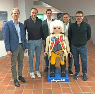 Dr. Nils Blümer (KU Eichstätt-Ingolstadt, v.l.), Prof. Dr. Michael Hartmann (FAU), Prof. Dr. René Peinl (HS Hof), André Singer (MEGWARE GmbH) und Prof. Dr. Gerhard Wellein (FAU) am Tag der Vertragsunterzeichnung. Ebenfalls zugegen war der Universitätsgründer der FAU, Markgraf Friedrich von Brandenburg-Bayreuth (vorne).