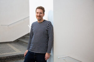 Mann in Treppenhaus.