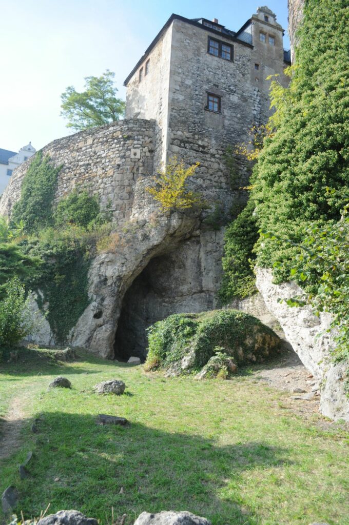 The cave site Ilsenhöhle beneath the castle of Ranis. Image: Tim Schüler, TLDA 