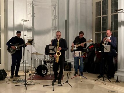 Untermalung mit Musik: Gespielt hat die Band „Free Radicals“, eine im Wesentlichen aus FAU-Mitgliedern bestehende Jazz-Band, in der unter anderem Vizepräsident Prof. Dr. Hirsch das Saxophon und Dekan Prof. Dr. Jürgen Schatz die Trompete spielen. (Bilder: FAU/BM)