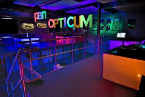 Blick auf den panOPTICUM Raum mit Experimentierstationen zu Licht & Photonik
