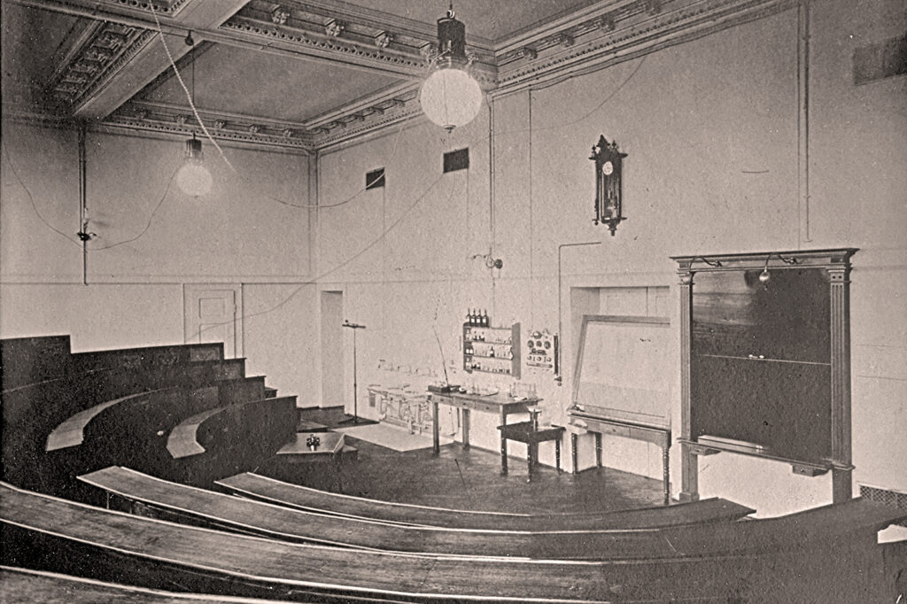 Hörsaal der Erlanger Medizinischen Klinik zu Beginn des 20. Jahrhunderts im Südflügel des Alten Universitätskrankenhauses.