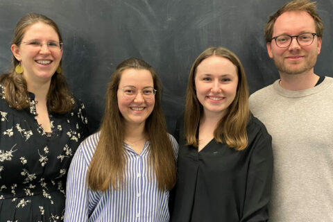 Dr. Ev-Marie Schuster, Carolin Moosmann, Katharina Kocher, PD Dr. Kilian Schober (v.l.) von der Mikrobiologie des Uniklinikums Erlangen.