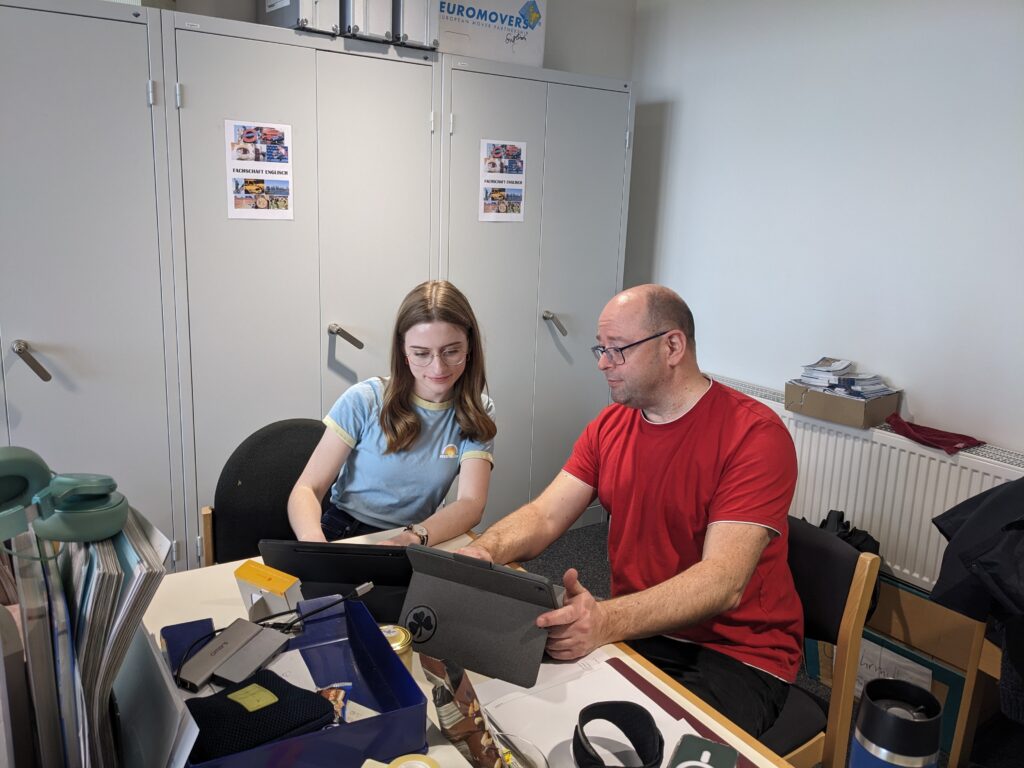 Selina und Tandempartner im Lehrerzimmer