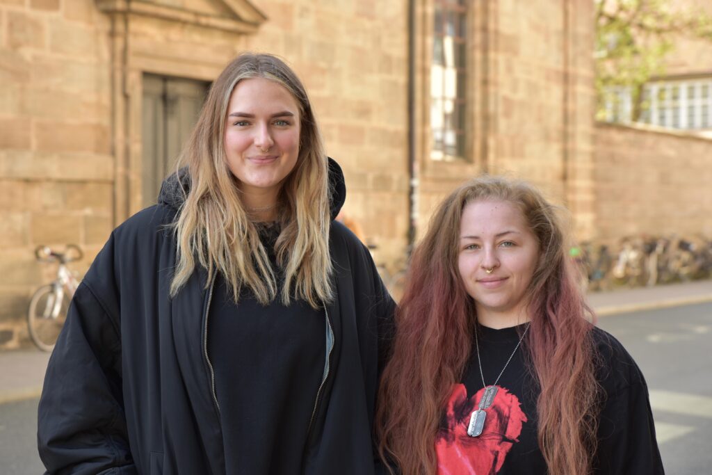 Zwei Studentinnen vor Gebäude der Friedrich-Alexander-Universität Erlangen-Nürnberg