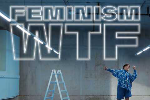Blau beleuchteter Raum mit Betonwandhinteergrund, vorne eine Klappleiter und ein Mensch in blauer Kleidung tanzend. Schriftzug Feminism WTF. Das Motiv ist ein Plakat des Films, der an der Friedrich-Alexander-Universität am 11. April 2024 gezeigt wird.