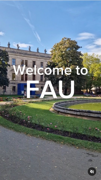 Das Schloss der Friedrich-Alexander-Universität Erlangen-Nürnberg mit dem Schriftzug Welcome to FAU
