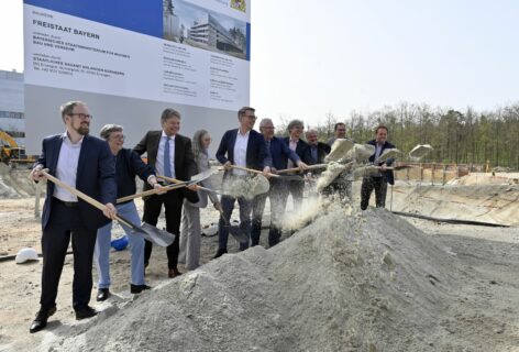 Menschen mit Spaten beim Spatenstich auf dem Baufeld des Neubaus der Technischen Chemie der Friedrich-Alexander-Universität Erlangen-Nürnberg in Erlangen