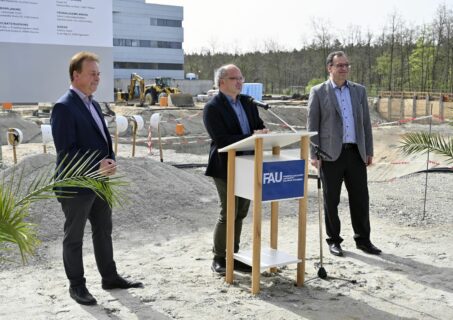 Spatenstich auf dem Baufeld des Neubaus Technische Chemie (Bild: FAU/Harald Sippel)