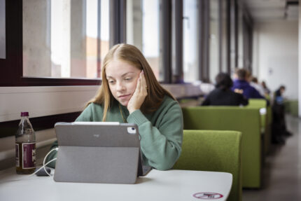 Studentin vor Tablet in der UB