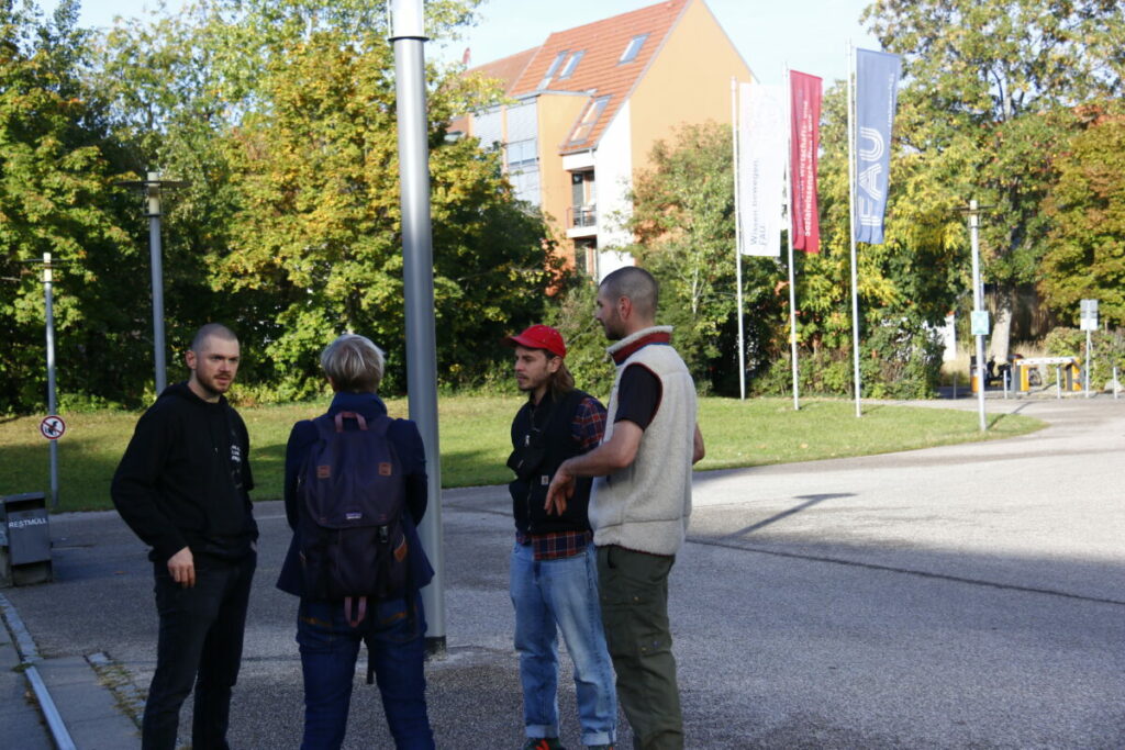 Menschen vor Wiso-Flaggen auf Betonfläche