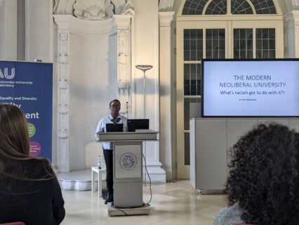 Die renommierte Neurowissenschaftlerin und Rassismusexpertin Dr. Emily Ngubia Kessé hält einen Vortrag zu strukturellem Rassismus im Hochschulkontext. (Bild: FAU/Gerlitz)