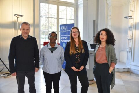 Vizepräsidenten People, Prof. Dr. Andreas Hirsch,Neurowissenschaftlerin und Rassismusexpertin Dr. Emily Ngubia Kessé und die Initiatorinnen des Staff Netzwerks Noran Omran und Harriet Ziegler. (Bild: FAU/Gerlitz)