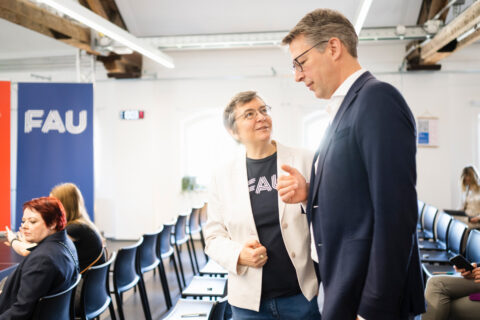 FAU-Vizepräsidentin Outreach Prof. Dr. Kathrin Möslein und Wissenschaftsminister Markus Blume wenige Minuten vor der offiziellen Einweihung. Bild: Uwe Niklas.