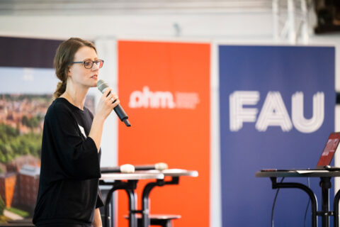 Heike Nowak-Schwerdtfeger von der Gründungsberatung & Entrepreneurship an der FAU führte während der Veranstaltung durch das Programm. Bild: Uwe Niklas
