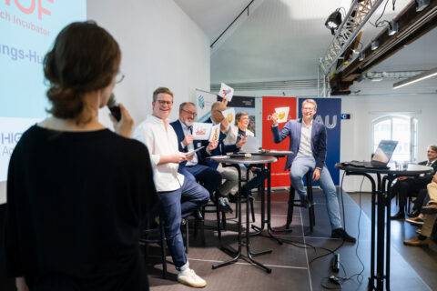 Speedtalk-Runde mit Zollhof-CEO Benjamin Bauer, Prof. Dr. Sascha Müller-Feuerstein, Präsident der Hochschule Ansbach, Prof. Dr. Niels Oberbeck, Präsident der Ohm, FAU-VP Prof. Dr. Kathrin Möslein und Wissenschaftsminister Blume. Bild: Uwe Niklas