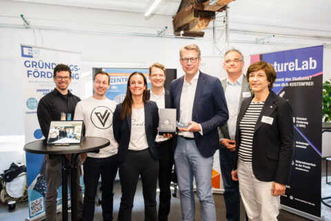 Wissenschaftsminister Markus Blume zusammen mit den Vertretern des Gründungs-Hub Unterfranken: ZENTRIA.Hubs Bild: Uwe Niklas