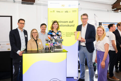Wissenschaftsminister Markus Blume zusammen mit dem Gründungs-Hub Bayerisch-Schwaben: Schwaben Entrepreneurship Nexus – ‚KANU‘. Bild: Uwe Niklas