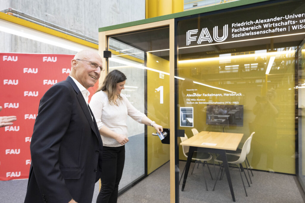 Eine Meetingbox an der Friedrich-Alexander-Universität Erlangen-Nürnberg zum umgestörten Lernen und Zusammenarbeiten im Studium