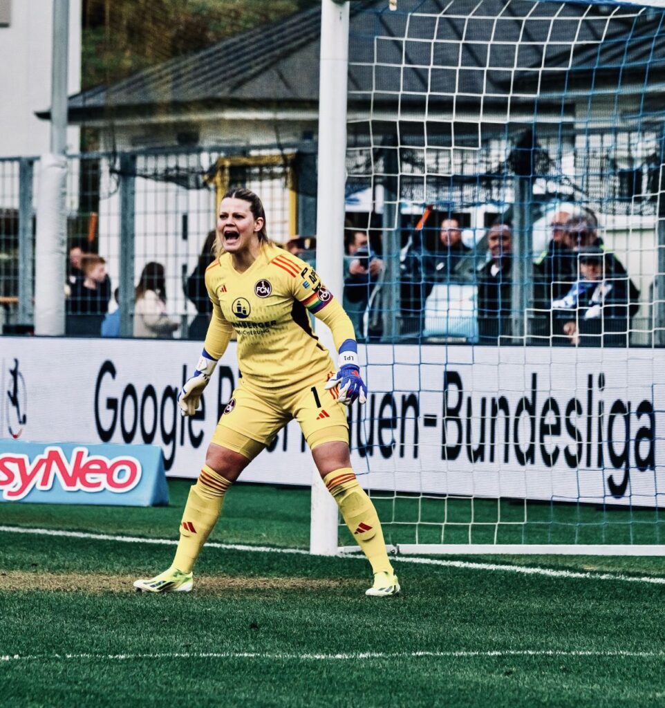 Fußballerin (1. FC Nürnberg) Lea Paulick im Stadion