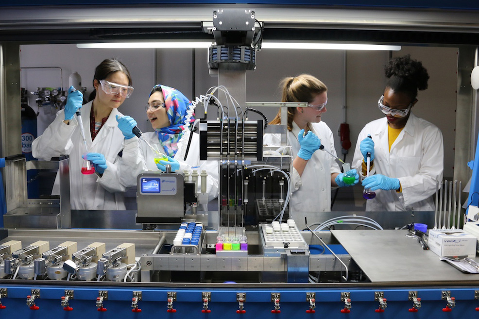 Diverse Frauen im Labor der Friedrich-Alexander-Universität Erlangen-Nürnberg