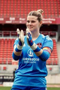 Fußballerin (1. FC Nürnberg) Lea Paulick im Stadion