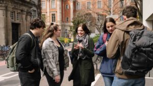 Studierende vor der Universitätsbibliothek der Friedrich-Alexander-Universität Erlangen-Nprnberg