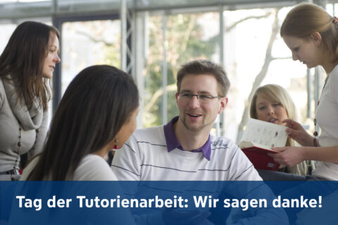 Mehrere studierende sprechen miteinander. darüber der schriftzug: Tag der Tutorienarbeit: Wir sagen danke!