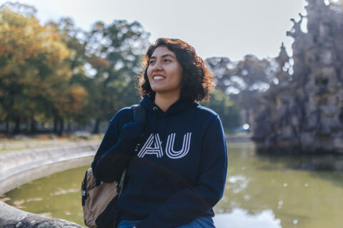 FAU-Studentin im Park