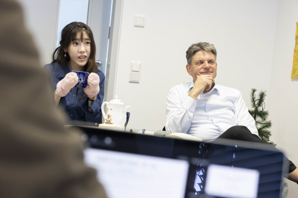 Prof. Dr. Seung Hee Yang und Prof. Dr. Joachim Hornegger sitzen gemeinsam an einem Besprechungstisch.