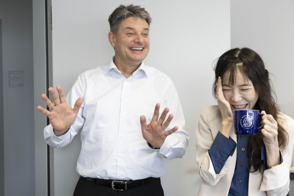 Prof. Dr. Seung Hee Yang und Prof. Dr. Joachim Hornegger lachen gemeinsam.