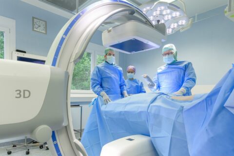 Der weltweit erste C-Bogen des Typs CIARTIC Move ist jetzt in der Unfallchirurgie-Orthopädie des Uniklinikums Erlangen im Einsatz. Für Klinikdirektor Prof. Dr. Mario Perl (r.), Dr. Johannes Groh (l.) und die Operationstechnische Assistentin Anna Danisha Jones bedeutet das eine enorme Arbeitserleichterung – zugunsten der operierten Patientinnen und Patienten.