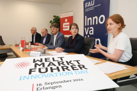 Dr. Anne Hartebrodt, Department Artificial Intelligence in Biomedical Engineering (AIBE) an der FAU beschreibt den Einsatz von KI in der biomedizinischen Forschung. Bild: FAU/Kurt Fuchs