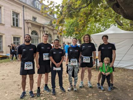 Menschen mit Startnummern und Sportkleidung im Erlanger Schlossgarten