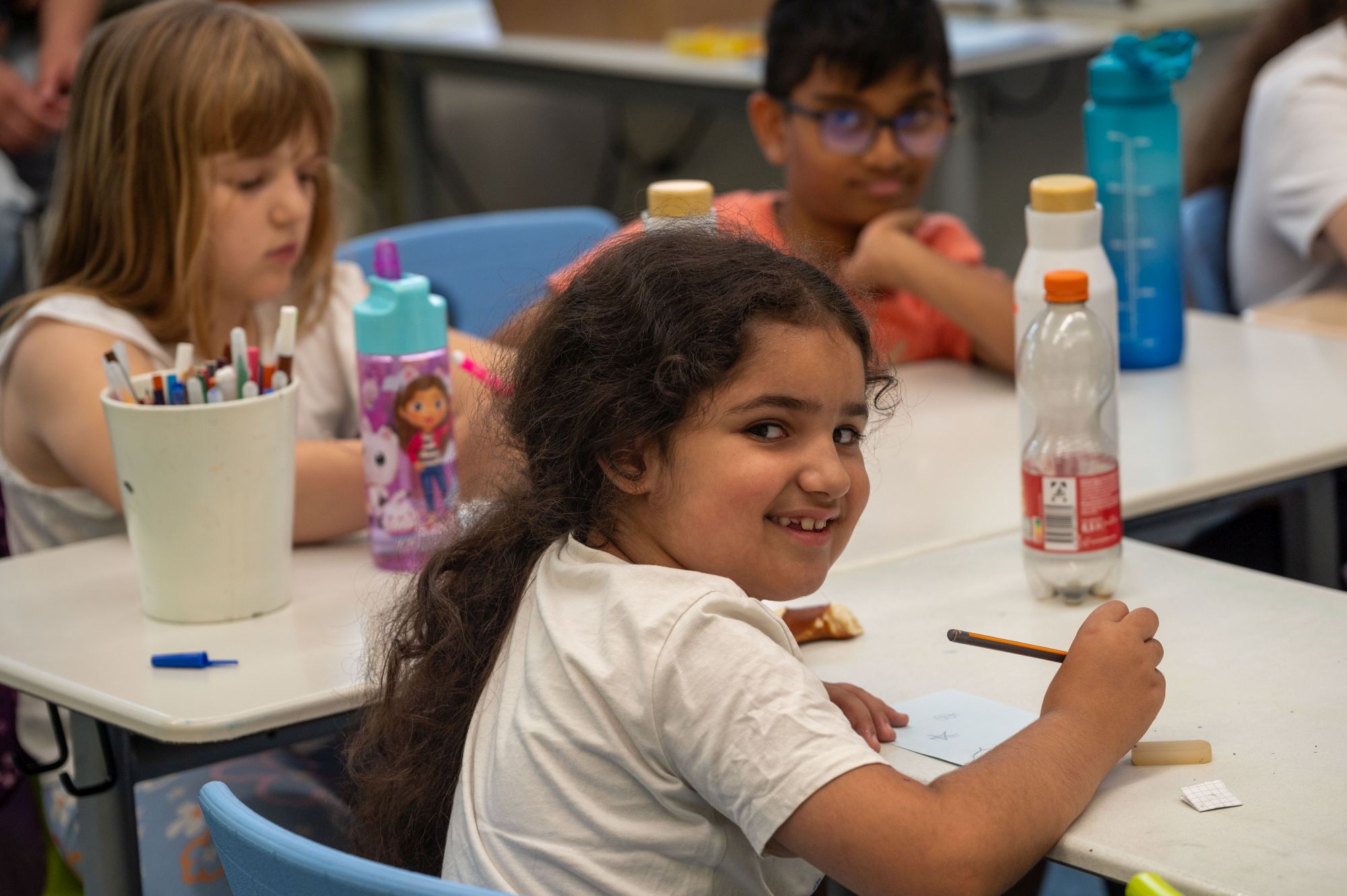 Kinder beim Sommercamp am Tisch