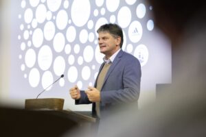 FAU-Präsident Joachim Hornegger beim FAU Dialog vorm Mikro mit energetischer Geste