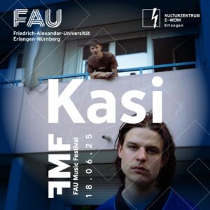 Kasi ist Headliner beim FAU Music Festival. Hier steht er vor einem Balkon, auf dem Balkon steht einer Person. In Text groß darüber "Kasi"