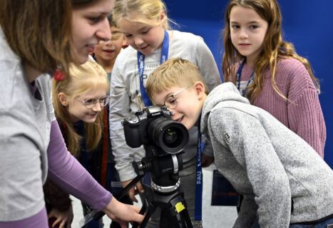 Kinder mit Kamera. Kinderuni der FAU