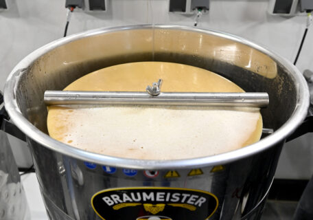 Nach dem Einmaischen fährt der Braumeister automatisch verschiedene Temperaturstufen ab. Letztendlich soll dabei die im Malz befindliche Stärke in Maltose/Malzzucker abgebaut werden, welcher später bei der Gärung durch Hefe in Alkohol verstoffwechselt wird. (Bild: FAU/Harald Sippel)