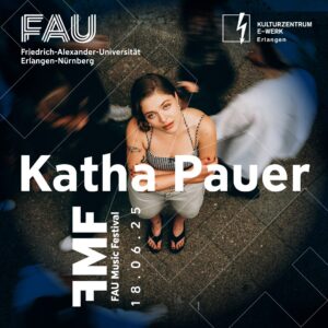 Katha Pauer ist zweite HEadlinerin beim FAU Music Festival 2025, hier steht sie auf dem Bordstein zwischen sich bewegenden Menschen.