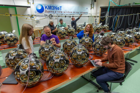 Aufbau zweier Erfassungseinheiten. Jede besteht aus 18 kugelförmigen optischen Modulen, welche für den Transport zusammengerollt und bei Installation am Meeresboden wie Perlen an einer Kette wieder auseinander gezogen werden. Bild: Marco Kraan_Nikhef