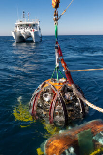 Eine Erfassungseinheit, aufgerollt über ein LOM, das auf dem Basisanker installiert ist, wird für den Einsatz auf dem Meeresboden vorbereitet. Bild: Patrick Dumas_CNRS