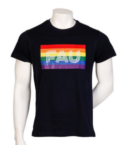 FAU-Pride-T-Shirt: gerade geschnittenes, navyblaues T-Shirt, auf das eine Regenbogenflagge und ein weißes FAU-Logo gedruckt sind
