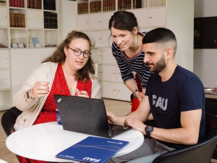 Gruppen Menschen an Tisch