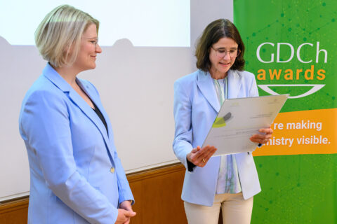 Dr. Katrin Hoenicke (r.) überreicht die Urkunde an Dr. Gensberger-Reigl. (Bild: Peter Himsel)