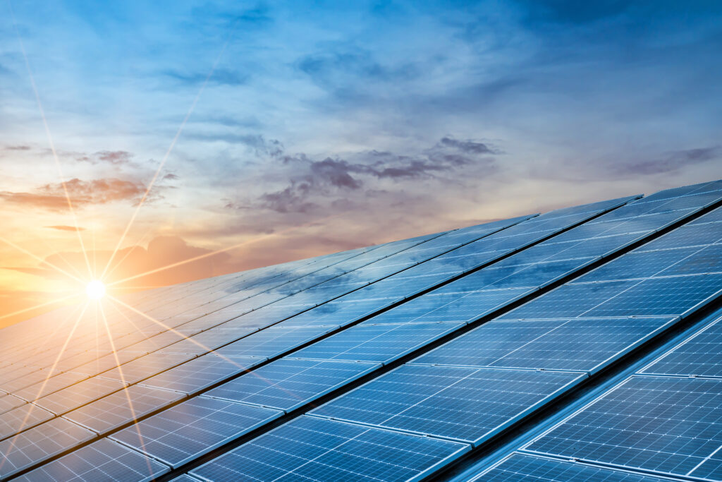Solarpanele im Hintergrund ein Sonnenaufgang