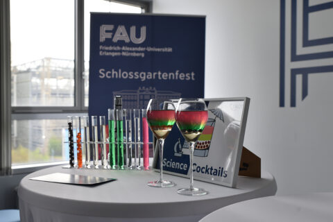 Die Cocktails machen wissenschaftliche Konzepte etwa aus der Bioverfahrenstechnik oder den Werkstoffwissenschaften erfahrbar. Unser Tipp: Am besten selber probieren! (Bild: FAU/Boris Mijat)