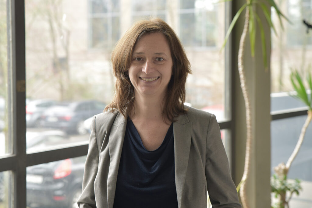 Silke Jansen, eine Frau mittleren Alter mit braunen Haaren.