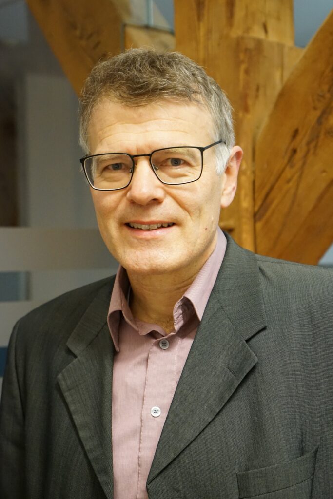 Robert Schober, ein älterer Mann mit grauen Haaren und Brille.